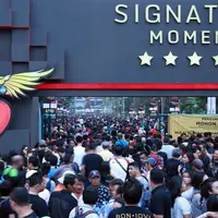 Terik matahari Jakarta tidak menyurutkan antusias masyarakat yang ingin menonton menyaksikan kedigdayaan aksi Bon Jovi malam nanti. (Deki Prayoga/Bintang.com)