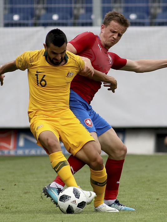 Pemain Australia, Aziz Behich  berebut bola dengan pemain Republik Ceska, Jan Kopiv (kanan) pada laga uji coba di St Poelten, Austria, (1/6/2018). Australia menang 4-0. (AP/Ronald Zak)