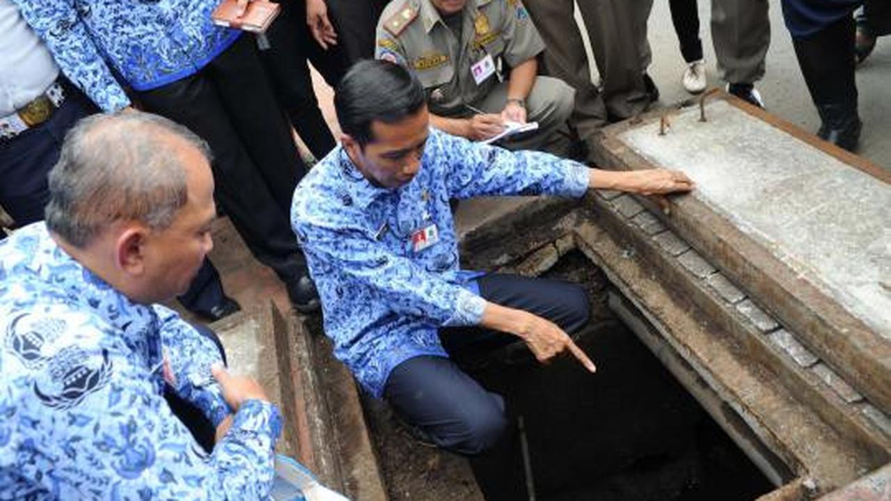 Berseragam Korpri, Jokowi nekat masuk ke gorong-gorong 