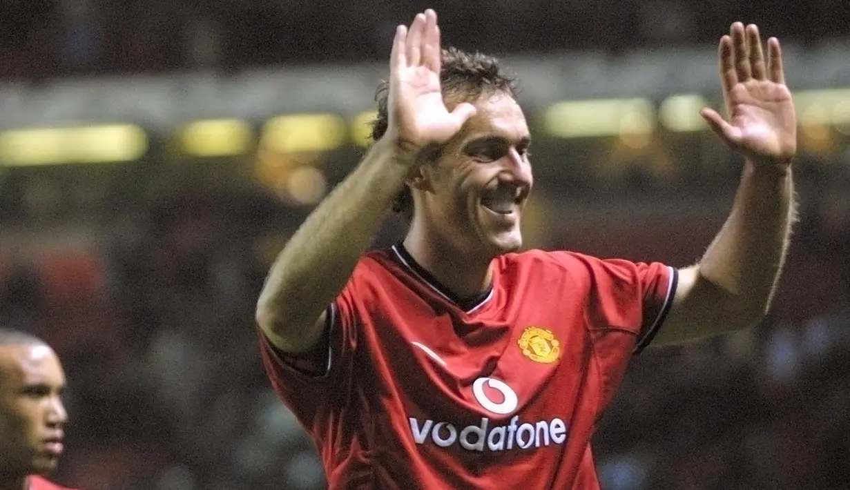 Laurent Blanc. Bek tengah Prancis ini direkrut Manchester United dari Inter Milan pada awal musim 2001/2002. Ia saat itu berusia 35 tahun, 9 bulan dan 11 hari. Total 2 musim, ia tampil 48 kali di Liga Inggris dengan torehan 1 gol dan pensiun di akhir musim 2002/2003. (AFP/Philippe Huguen)