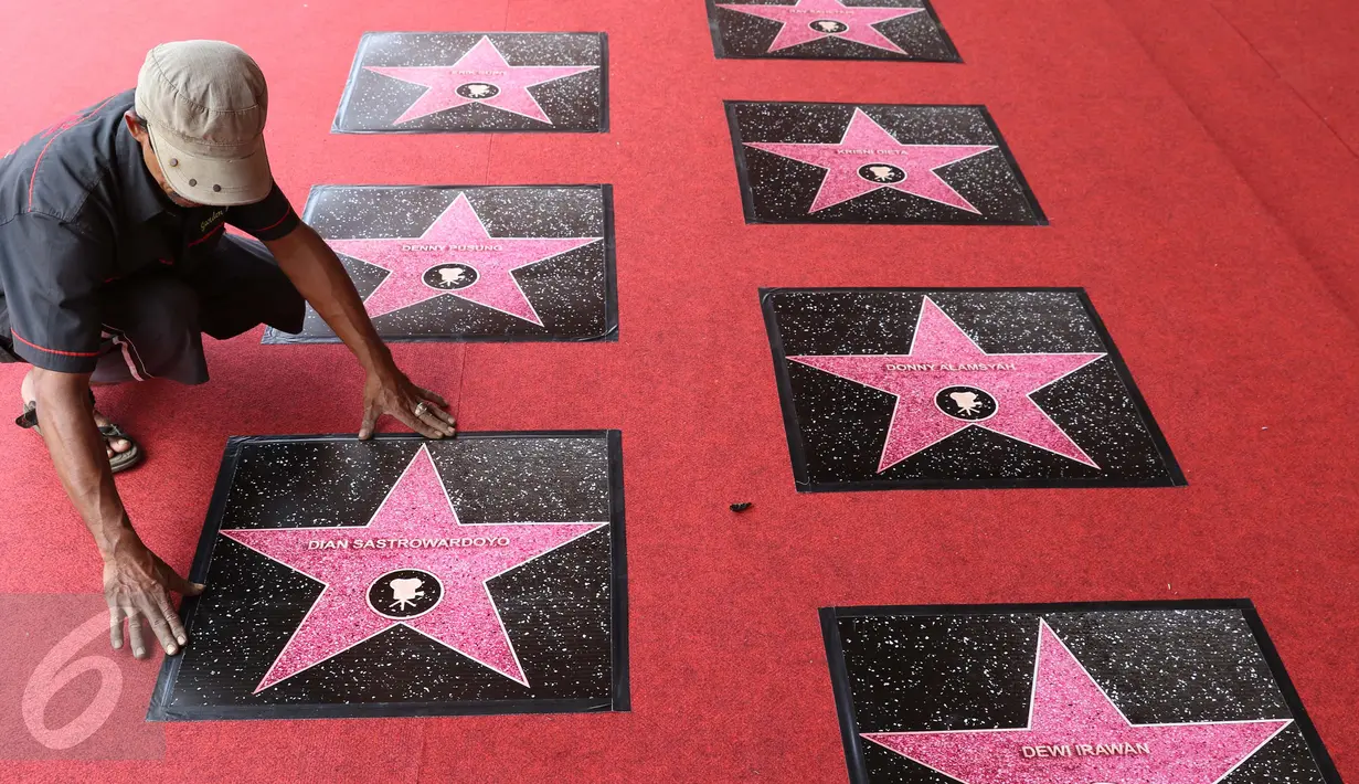 Petugas saat memasang prasasti berbentuk bintang (walk of fame) jelang perhelatan malam puncak Festival Film Bandung (FFB) 2015 di Monumen Perjuangan Rakyat, Bandung, Sabtu (12/9/2015). (Liputan6.com/Herman Zakharia)