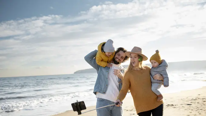 Ilustrasi liburan keluarga dan mengabadikan momen bersama di gunung/freepik.com/pch.vector