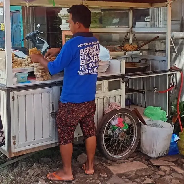 6 Tulisan Nyeleneh di Belakang Baju Pedagang Ini Bikin Pembeli Salah Fokus