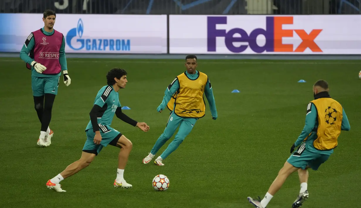 Para pemain Real Madrid saat mengikuti sesi latihan di Stadion Olimpiyskiy di Kyiv, Ukraina, Senin (18/10/2021). Real Madrid akan bertanding melawan Shakhtar Donetsk pada Grup D Liga Champions di NSC Olimpyskiy. (AP Photo/Efrem Lukatsky)