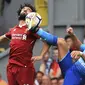 Aksi pemain Liverpool, Mohamed Salah (kiri) saat berebut bola dengan pemain Arsenal, Alexis Sanchez pada lanjutan Premier League di Anfield Stadium, Liverpool, (27/8/2017). Liverpool menang 4-0. (Peter Byrne/PA via AP)