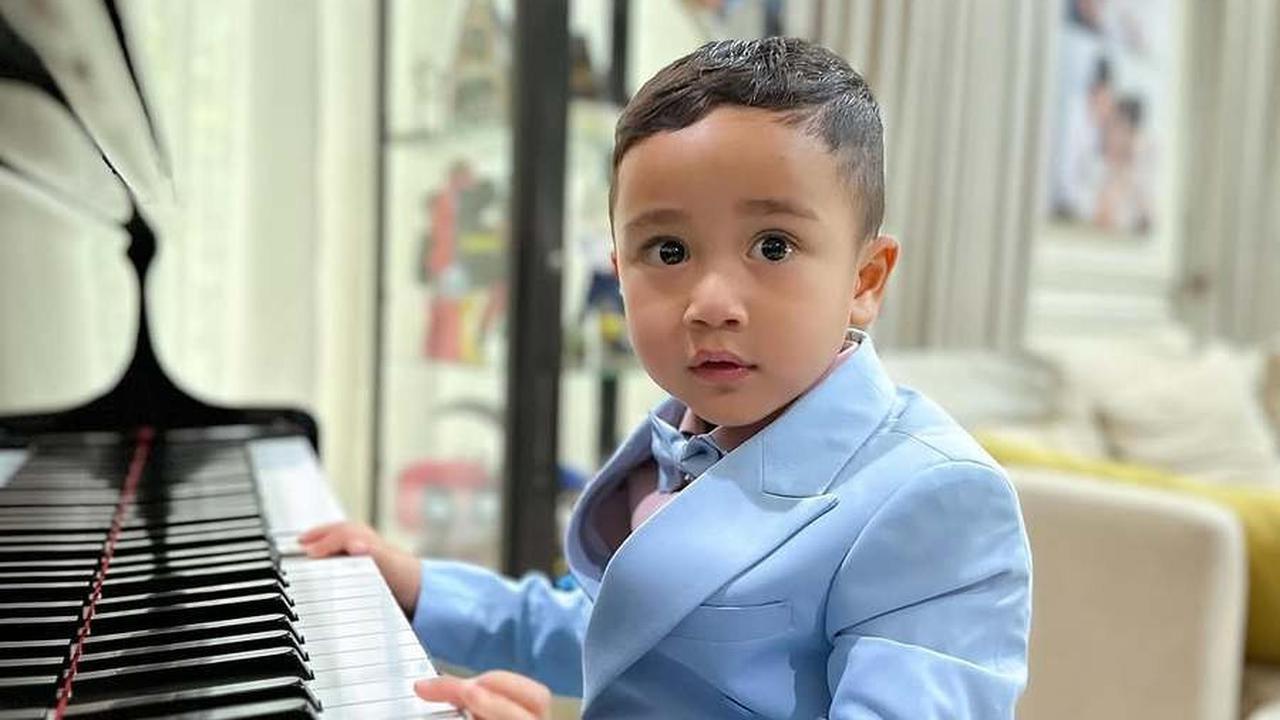 7 Potret Gaya Imut Rayyanza Main Piano Pake Jas Biru, Netizen: Ada Aja Gebrakannya Raffi Kemasan Sachet