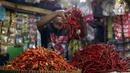 Pedagang menata cabai di Pasar Lembang, Tangerang, Banten, Selasa (21/12/2021). Jelang Natal, harga cabai rawit merah alami kenaikan hingga menembus Rp 100 ribu per kilo. (Liputan6.com/Angga Yuniar)