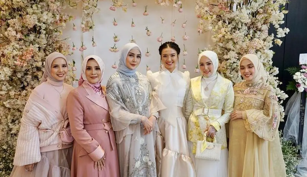 Selain Tya, beberapa seleb lain turut didapuk menjadi model di acara fashion show tersebut. Mulai dari Fenita Arie, Elma Theana, hingga Adelia Pasha. (Instagram/tya_ariestya).