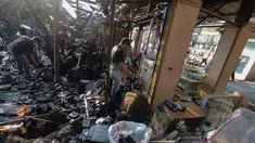 Sejumlah pedagang mengais puing dan sisa barang dagangan yang hangus terbakar di Pasar Taman Puring, Jakarta Selatan, Selasa (29/7/2025). (merdeka.com/Arie Basuki)