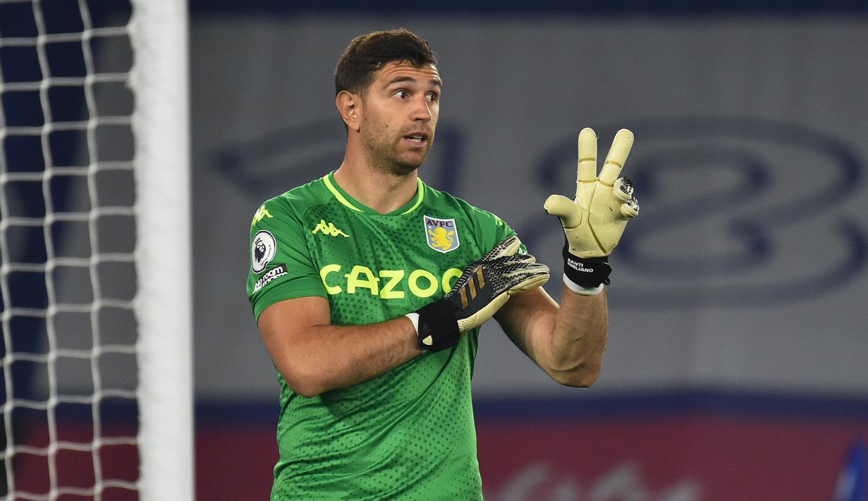 2. Emiliano Martinez (Aston Villa) - Emiliano Martinez tampil apik dalam menjaga mistar gawang Aston Villa di awal kompetisi Liga Inggris. Kiper berusia 28 tahun memiliki catatan 22 penyelamatan dan 4 clean sheets dari 7 penampilannya. (AFP/Rui Vieira/pool)