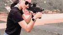 Rutin menjalani latihan menembak, Medina Dina sudah menggeluti hobi ini sejak lama. Sudah dari beberapa tahun belakangan, wanita ini pun sudah terbiasa dalam menggunakan berbagai jenis senjata dan dijuluki Lara Croft Indonesia oleh para netizen. (Liputan6.com/IG/@medinadinaaa)