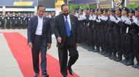 Presiden Jokowi dan Ketua Umum Partai NasDem Surya Paloh saat menghadiri pembukaan Sekolah Legislatif Partai NasDem di Gedung Akademi Bela Negara Pancoran, Jakarta Selatan, Selasa (16/7/2019). (Liputan6.com/Lizsa Egeham)