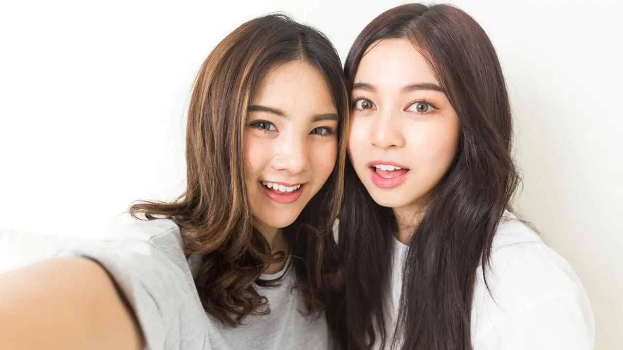 perempuan zodiak selfie