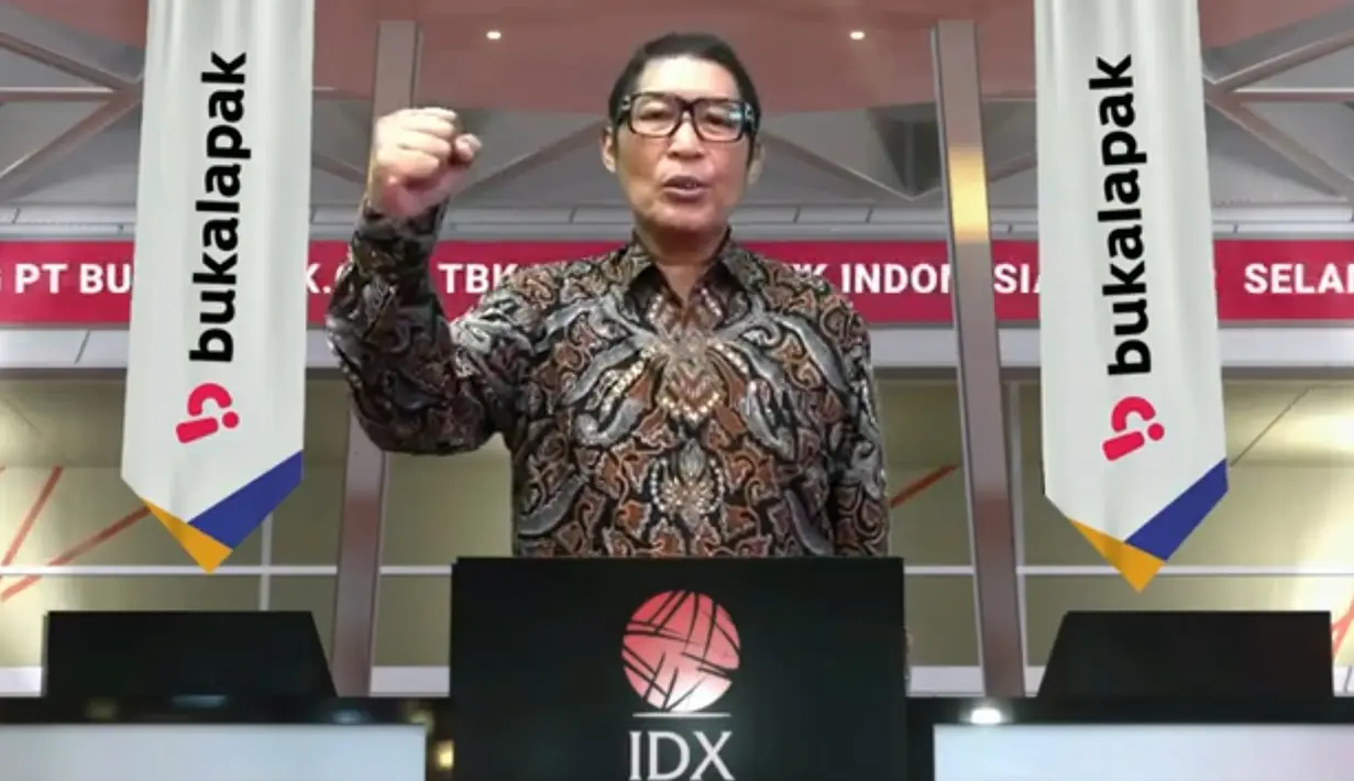 Tangkapan layar menampilkan Direktur Utama PT Bursa Efek Indonesia (BEI), Inarno Djajadi saat membèri sambutan pencatatan perdana saham BUKA secara virtual, Jakarta, Jumat (6/8/2021). (Liputan6.com)
