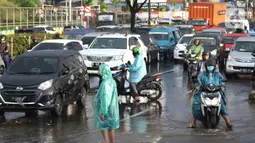 Suasana arus lalu lintas di jalan Margonda Raya, Kota Depok, Jawa Barat, Jumat (29/5/2020). Tersumbatnya aliran air menyebabkan sebagian ruas jalan Margonda Raya sempat tergenang air serta menyebabkan arus lalu lintas tersendat. (LIputan6.com/Helmi Fithriansyah)