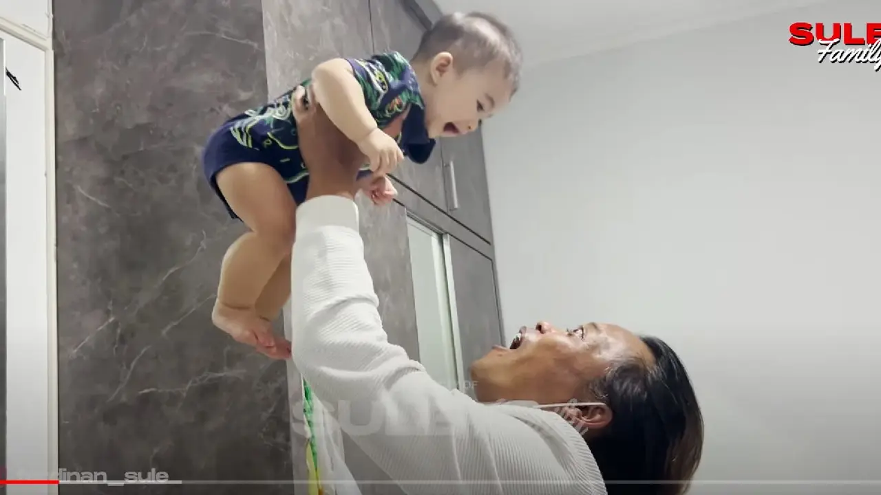 Sule baru-baru ini memperlihatkan momen pertemuan dengan putranya dari pernikahan dengan Nathalie Holscher, Baby Adzam. Momen ini bertempat di rumah Nathalie. (Foto: YouTube SULE FAMILY)