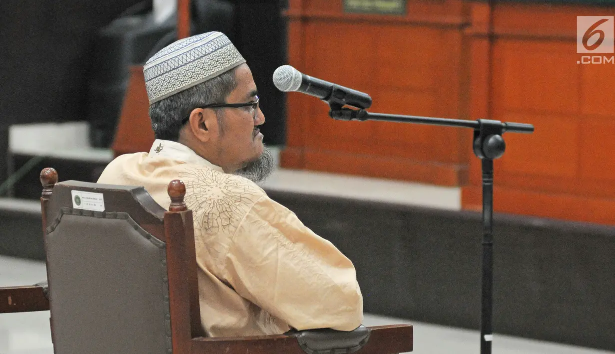 Jon Riah Ukur atau Jonru Ginting menjalani sidang pembacaan vonis di Pengadilan Negeri Jakarta Timur, Jumat (3/2). Jonru divonis 1 tahun enam bulan penjara karena terbukti bersalah menyebarkan ujaran kebencian lewat Facebook (Liputan6.com/Herman Zakharia)