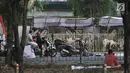 Warga melihat hewan kurban di salah satu lapak yang berada di trotoar, Jakarta, Senin (5/8/2019). Meski Pemprov DKI Jakarta telah melarang, sejumlah pedagang nekat berjualan hewan kurban di trotoar dengan alasan tidak memiliki lahan. (merdeka.com/Iqbal S. Nugroho)