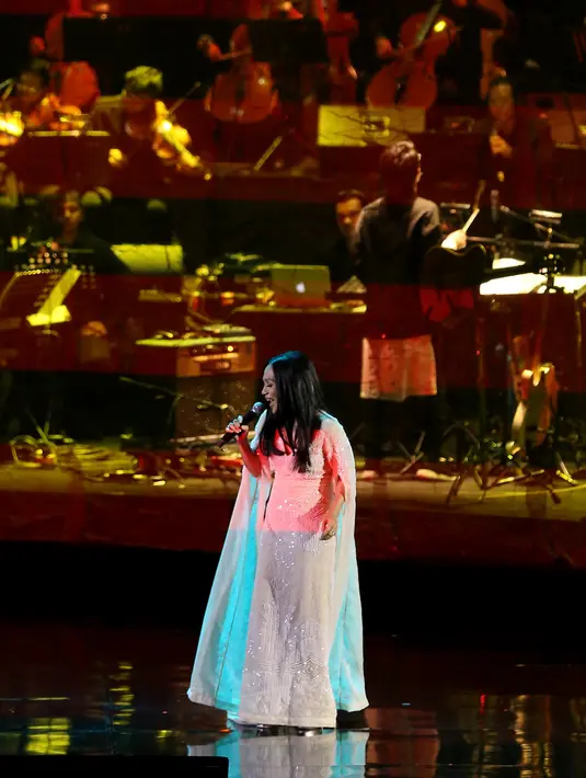 Penyanyi 51 tahun itu membuka konser dengan lagu-lagu hitnya seperti, 'Warna-Warna', 'Tua Sebelum Waktunya', dan 'Aku Cinta Padamu'. (Andy Masela/Bintang.com)