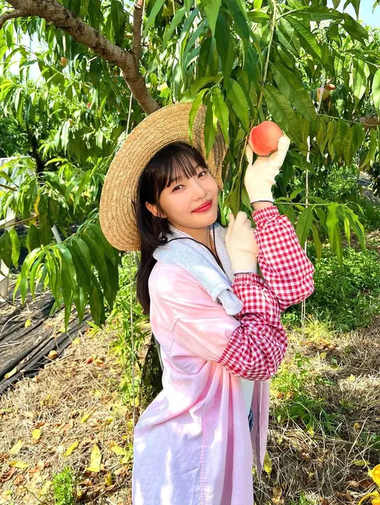 Joy saat berperan dalam sebuah serial drama korea 'Once Upon a Small Town'. Meski dalam project series, Joy masih mempertahankan rambut panjangnya. (Instagram/@_imyour_joy)