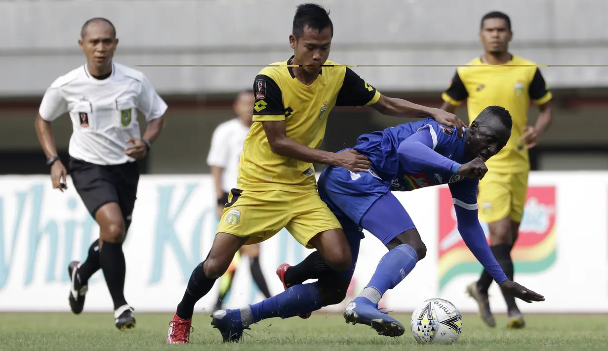 Gelandang Arema FC, Makan Konate, berusaha melewati gelandang Bhayangkara FC, Wahyu Subo Seto, pada laga perempat final Piala Presiden 2019 di Stadion Patriot, Bekasi, Sabtu (30/3). Bhayangkara kalah 0-4 dari Arema. (Bola.com/Yoppy Renato)