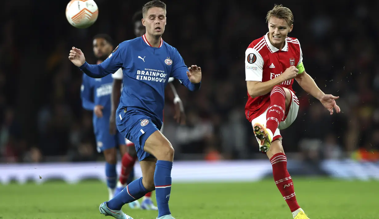 Gelandang Arsenal, Martin Odegaard mengumpan bola saat bertanding melawan PSV Eindhoven selama pertandingan lanjutan Liga Europa di stadion Emirates di London, Kamis, 20 Oktober 2022. Arsenal menang tipis atas PSV 1-0. (AP Photo/Ian Walton)