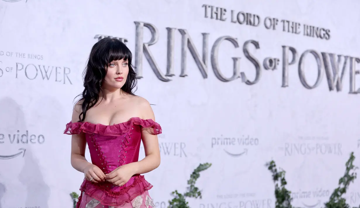 Markella Kavenagh berpose di karpet merah saat menghadiri pemutaran perdana Prime Video "The Lord of the Rings: The Rings of Power" di Culver Studios di Los Angeles, California (15/8/2022). Perempuan kelahiran 30 Januari 1994 ini tertarik dengan seni peran sejak berusia 11 tahun dan mulai berakting pada 2018. (AFP/Michael Tran)