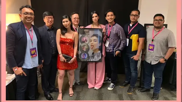 Penyanyi Christie dan aktor Giorgino Abraham bertemu Dua Lipa pada 2019 (Foto: YouTube Christie OFCL)