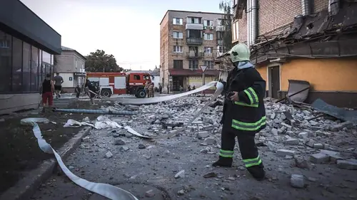 Dilansir dari ITV, Presiden Ukraina Volodymyr Zelensky menuduh Moskow mencoba untuk tidak meninggalkan apa pun kecuali "bebatuan pecah dan hangus" di Ukraina timur. (Ukrainian Emergency Service via AP Photo)