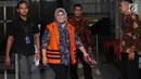 Bupati nonaktif Bekasi Neneng Hasanah Yasin berjalan keluar Gedung KPK seusai menjalani pemeriksaan, Jakarta, Rabu (7/11). Neneng diminta mencocokkan suaranya oleh penyidik terkait kasus dugaan suap perizinan proyek Meikarta. (Merdeka.com/Dwi Narwoko)