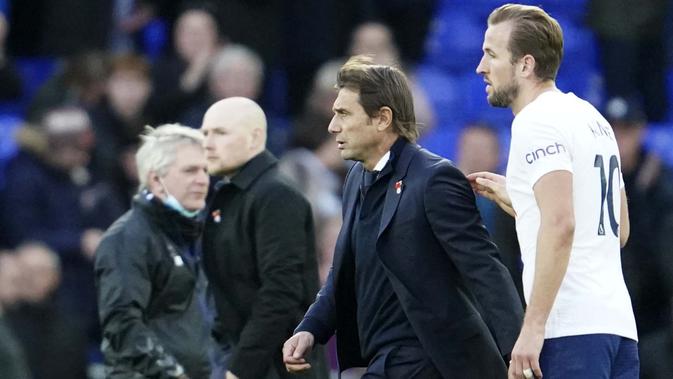 Lalu pada akhir pekan ini, Conte memimpin Harry Kane dkk untuk menghadapi Everton. Pertandingan tersebut berjalan sengit, namun Tottenham cuma mampu meraih satu poin lantaran bermain imbang dengan skor 0-0. (AP Photo/Jon Super)