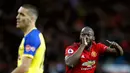 Striker Manchester United, Romelu Lukaku berselebrasi usai mencetak gol ke gawang Southampton selama pertandingan lanjutan Liga Inggris di stadion Old Trafford, (2/3). MU menang tipis 3-2 atas Southampton. (Martin Rickett /PA via AP)