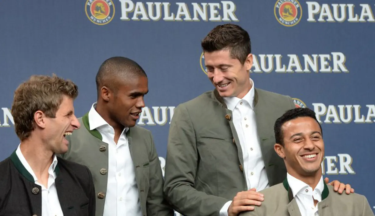 Thomas Mueller, Douglas Costa, Robert Lewandowski, dan Thiago Alcantara bersenda gurau sebelum dimulainya sesi foto. (AFP Photo/Christof Stache)