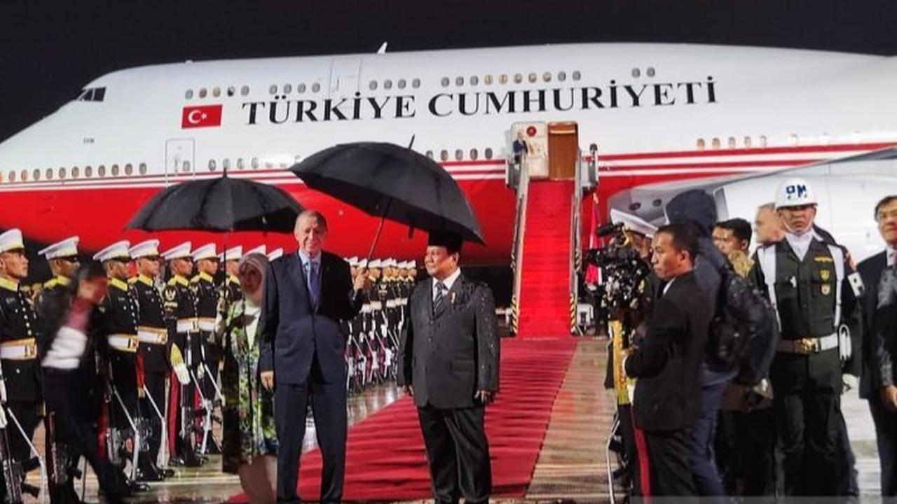VIDEO: Momen Prabowo Hujan-hujanan Tolak Dipayungi Erdogan Jemput di Bandara Halim