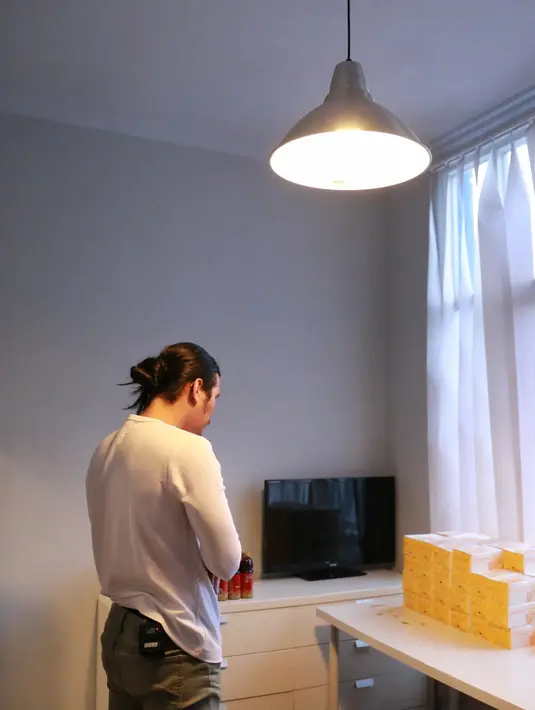 "Memang dari kecil emang disekolahin ngaji dulu. Keluarga saya termasuk keluarga yang agamis dan ayah saya bisa dibilang tegas soal itu," ucap Virzha. (Adrian Putra/Bintang.com)