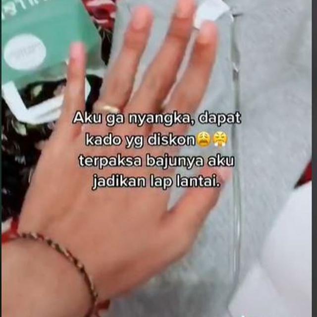 Viral Pria Jadikan Kado Baju untuk Lap Lantai