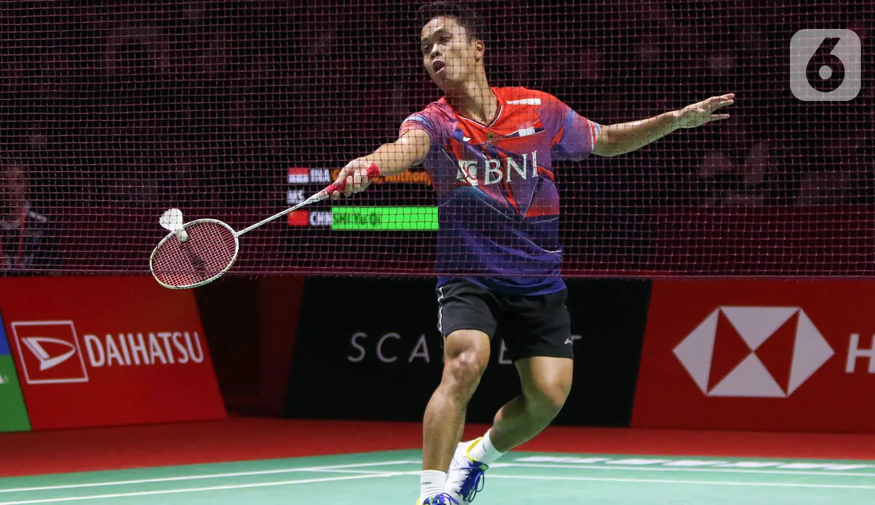 Pebulu tangkis tunggal putra Indonesia Anthony Sinisuka Ginting saat melawan tunggal putra China Shi Yu Qi pada babak 16 besar Indonesia Masters 2023 di Istora Senayan, Jakarta, Kamis (26/1/2023). Anthony Sinisuka Ginting terhenti di babak 16 besar Indonesia Masters 2023 setelah kalah dari Shi Yu Qi dengan skor 19-21 dan 16-21. (Liputan6.com/Herman Zakharia)