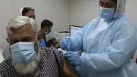 Petugas kesehatan menyuntikkan vaksin virus Corona Sinopharm kepada  warga lanjut usia (lansia) di pusat vaksinasi di Islamabad, Pakistan, Rabu (10/3/2021). Pakistan telah mulai memvaksinasi orang yang berusia 60 tahun ke atas untuk melindungi mereka dari COVID-19. (Aamir QURESHI/AFP)