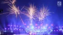 Kembang api menghiasi Konser Gempita 2018 dalam malam pergantian tahun menuju 2018 di Pantai Karnaval Ancol, Jakarta, Senin (1/1). SCTV menyajikan konser spesial akhir tahun bertajuk konser Gempita 2018. (Liputan6.com/Herman Zakharia)