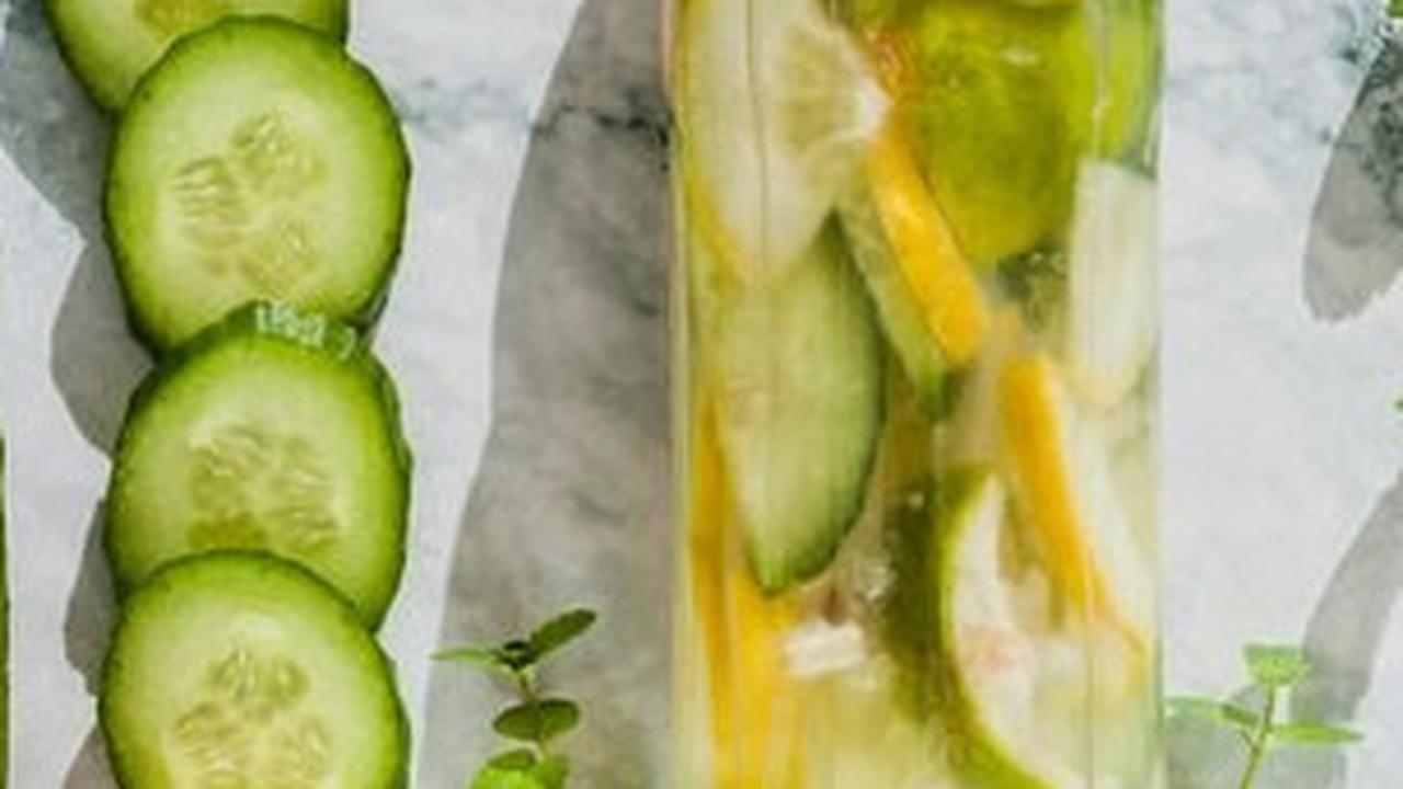 Campurkan 10 irisan mentimun, setengah bagian buah lemon, dan 3 lembar daun mint ke dalam satu botol air mineral. Diamkan dalam kulkas selama 12–24 jam sebelum disajikan.