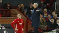 Manajer Manchester United, Jose Mourinho (kanan) di sela laga kontra Zorya Luhansk, di Stadion Old Trafford, Jumat (30/9/2016) dini hari WIB.  (Reuters/Jason Cairnduff)