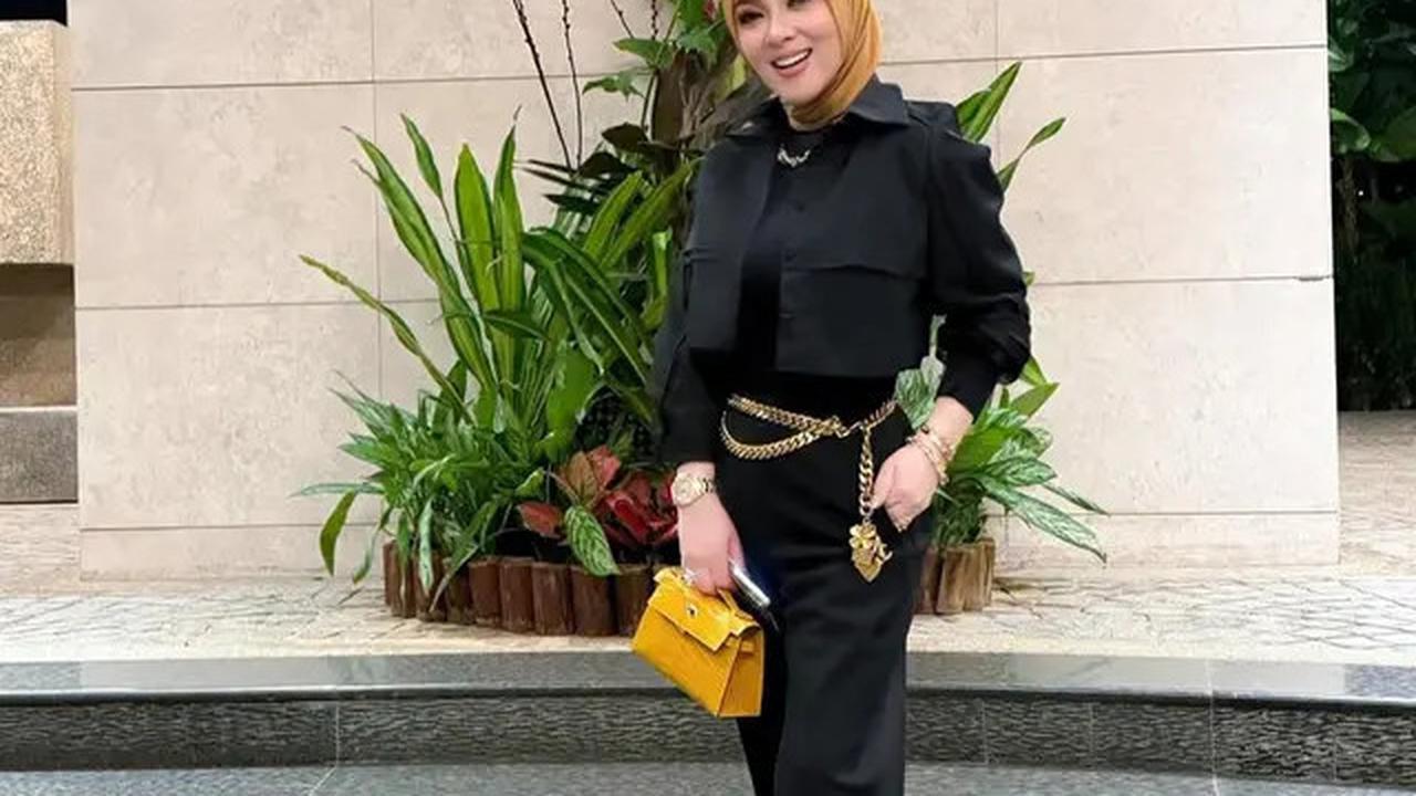 Gaya Syahrini Nonton Konser Cakra Khan di Singapura, Tampil Glamor dengan Sentuhan Emas