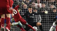 Kiper Chelsea, Kepa Arrizabalaga, tampil gemilang dan melakukan penyelamatan gemilang saat bersua Liverpool pada laga babak kelima Piala FA di Stamford Bridge, Selasa (3/3/2020). The Blues pun menang 2-0 atas The The Reds. (AFP/Glyn Kirk)