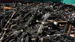 Senjata yang secara sukarela diserahkan kepada polisi atau disita, ditumpuk sebelum dilebur di Santiago, Chile, Kamis (11/11/2021). Lebih dari 13.600 senjata ilegal dihancurkan, menurut komisi nasional yang mengatur senjata. (AP Photo/Esteban Felix)