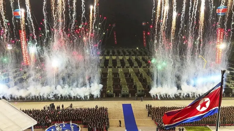 Foto yang disediakan oleh pemerintah Korea Utara memperlihatkan perayaan untuk menandai penyerahan 250 peluncur rudal berkemampuan nuklir ke unit militer garis depan dalam upacara di Pyongyang pada Minggu (4/8/2024).