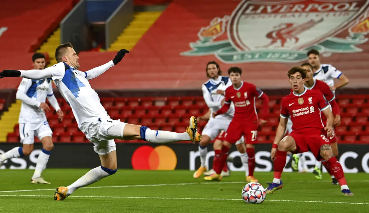 Pemain Atalanta Josip Ilicic (kiri) menendang bola saat melawan Liverpool pada pertandingan Grup D Liga Champions di Anfield Stadium, Liverpool, Inggris, Rabu (25/11/2020). Atalanta mengalahkan Liverpool 2-0. (Paul Ellis/Pool via AP)