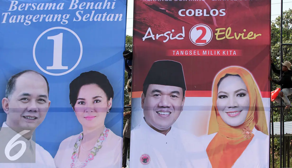 Sejumlah pekerja melakukan pemasangan Alat Peraga Kampanye Pemilihan Walikota dan Wakil Walikota Tangerang Selatan Tahun 2015 di Bundaran Maruga, Tangerang Selatan, (2/9/2015). (Liputan6.com/Helmi Afandi) 