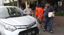 Pelaku pemerasan dan  membuang korban dalam keadaan terikat dan telanjang bulat di Jalan Kemang Timur V, Mampang Jaksel, pada Rabu (21/2) dini hari saat rilis kasus 365 KUHP di Polres Metro Jakarta Selatan, Jumat (23/2). (Liputan6.com/Arya Manggala)