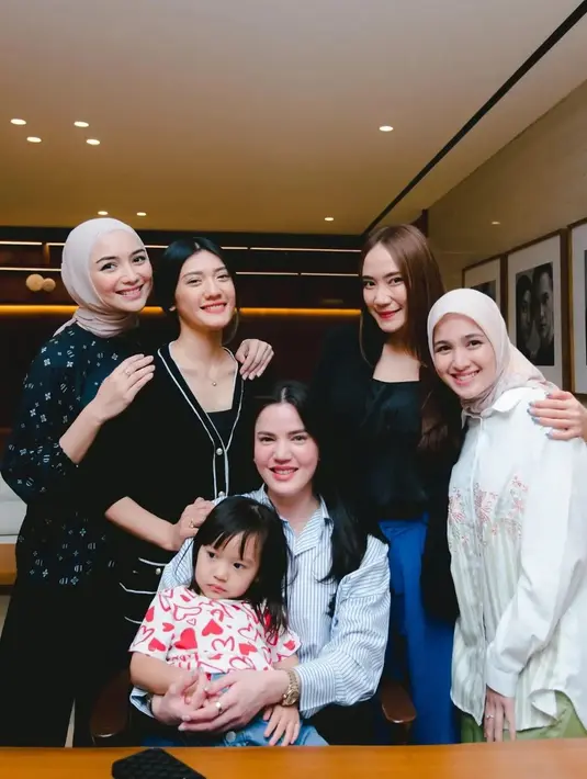 Tak hanya itu, hadir juga Anissa Aziza yang kini telah menjadi istri dari komedian Raditya Dika. Ia tampil cantik dengan sweater hitam dengan aksen garis putih dan kancing emas. [Foto: Instagram/cutsyifaadiary]