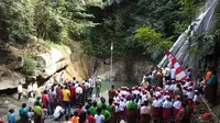 Memperingati Hari kemerdekaan RI ke 73, seluruh warga desa Tonggopapa, Kecamatan Ende, Kabupaten Ende, NTT menggelar upacara bendera di wisata air terjun Ngamba Mbu'u yang letaknya sekitar 2 Km dari pemukiman warga.
